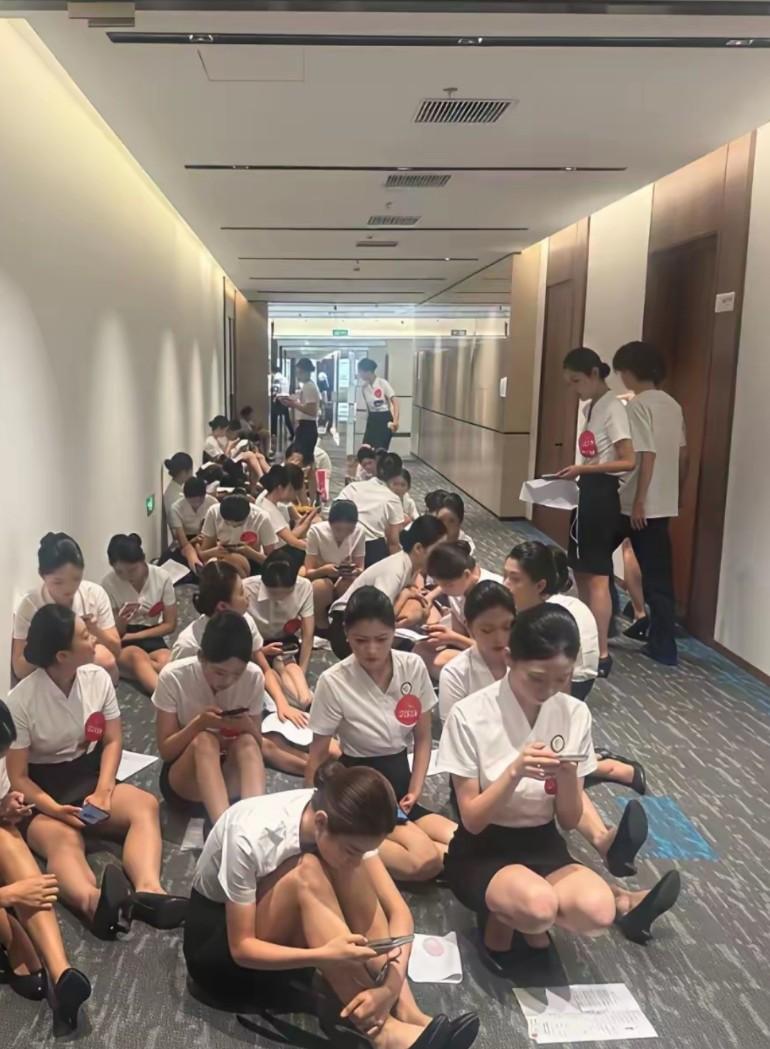 不懂就问
这是做什么？
选美大赛吗？