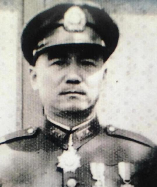 1949年12月，国军军长鲁崇义劝说参谋长何沧浪起义，然而何沧浪却涨红了脸，梗着