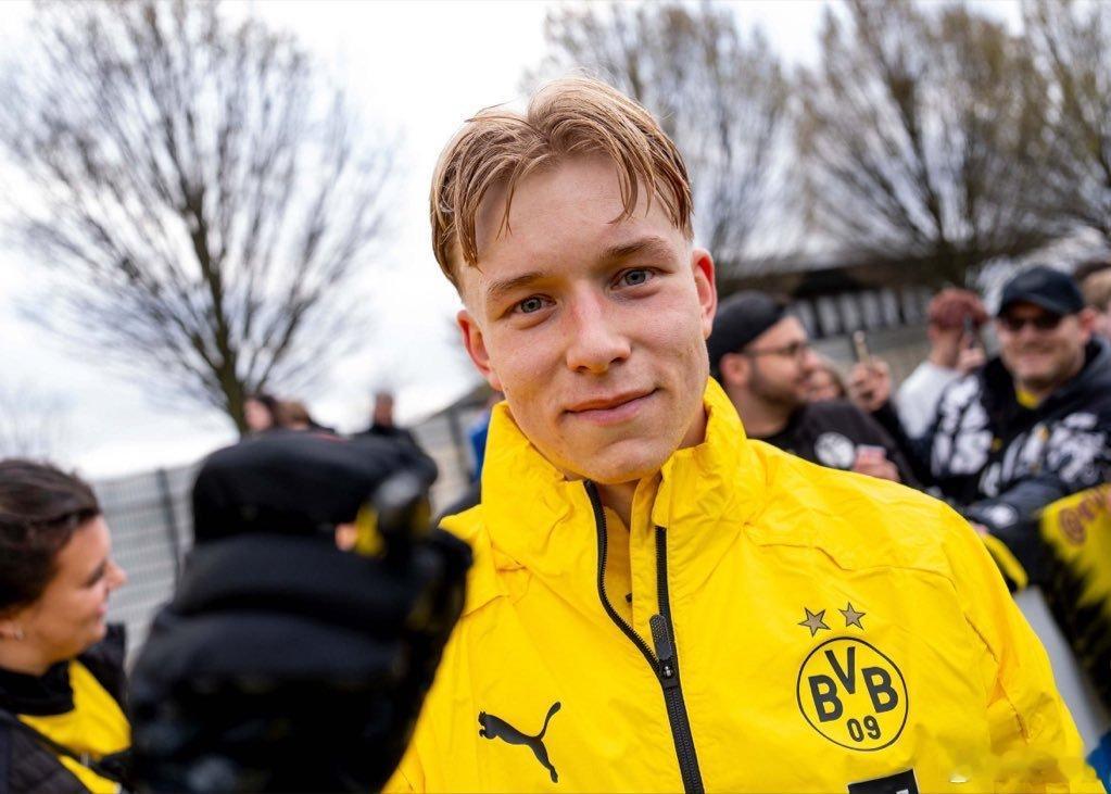 【涨薪】丹尼尔-斯文松的年薪为300万€ ，在多特常规首发球员中属于薪资较低的行