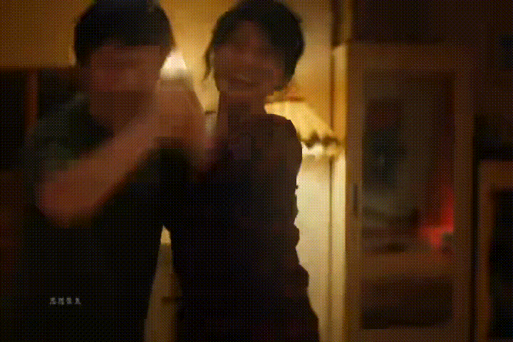 原来亲眼看到妈妈一生是这种感觉 翻到妈妈年轻时的照片，才发现她也有过肆意张扬的年