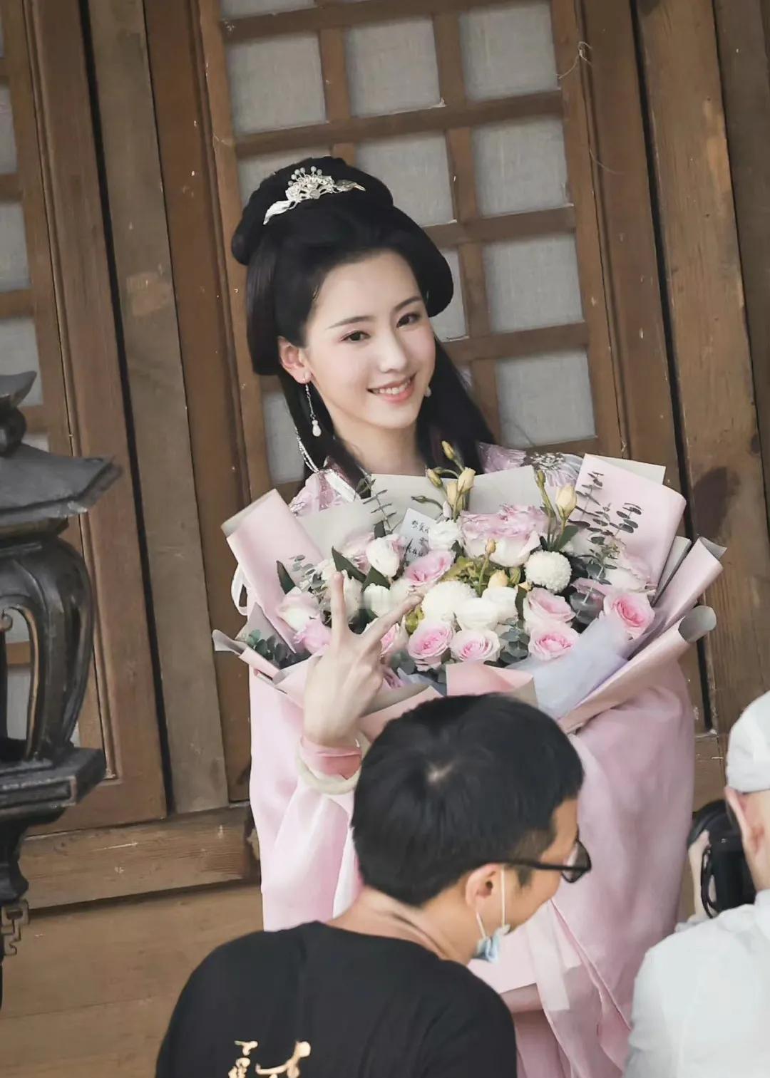 片场捕捉到一个美女，据说跟刘亦菲有点像，你觉得像吗？#刘亦菲# #陈都灵#