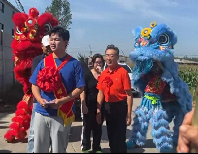 72岁寇振海回乡祭祖，开百万豪车舞狮队开路，儿子考名校学费50w