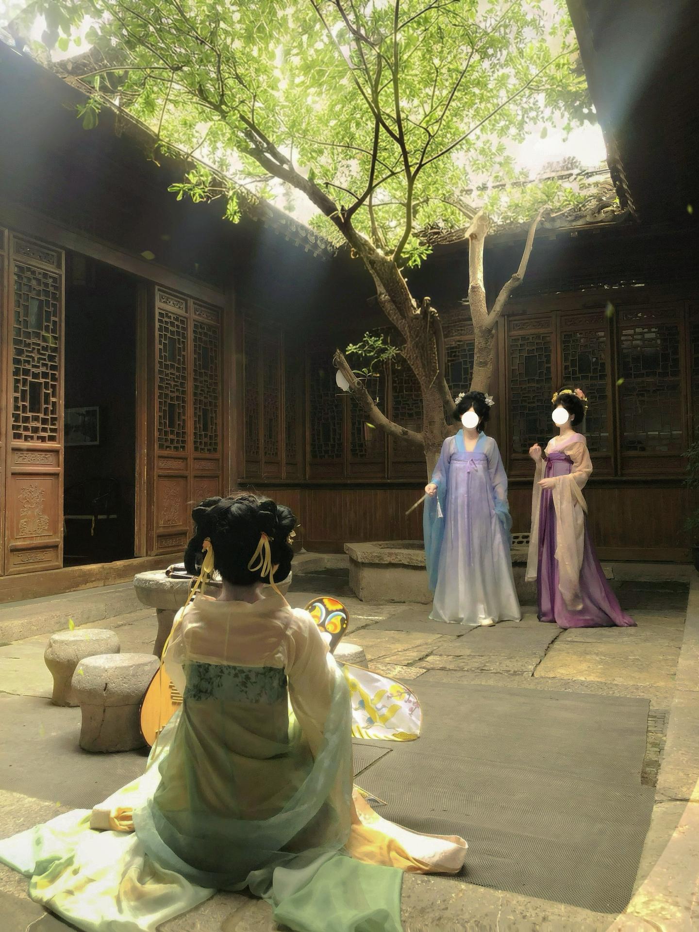 “如果有来世的话， 我们就不要在宫里相遇了。 我们依旧是姐妹， 去种满...