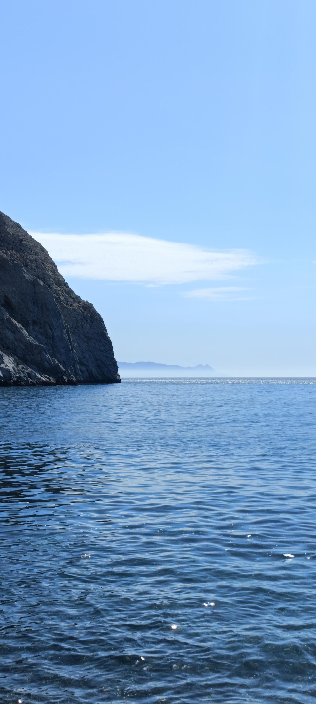 静谧的海岸线，碧蓝的海水，让人心旷神怡。
上联：海天一色处，
下联：山影入波中。