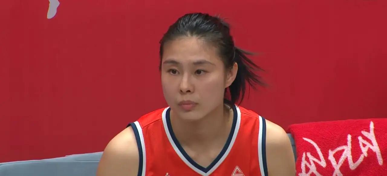 篮球场“老六式”抢断，一个字：绝！
王思雨和庞峥麟打球方式还真挺相似。他们都是赛