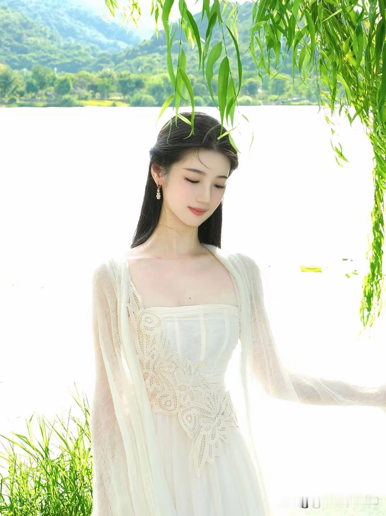 如何搭配出气质黑灰穿搭? 在湖畔轻纱飘逸，静享自然之美