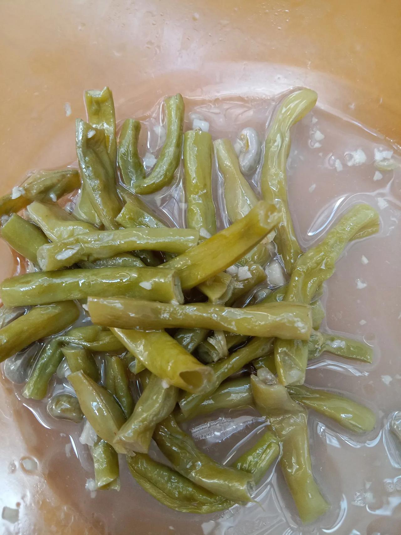 中午，我用微波炉做了这个长江豆没想到要花非常长的时间。

长豇豆清洗切断，放在微