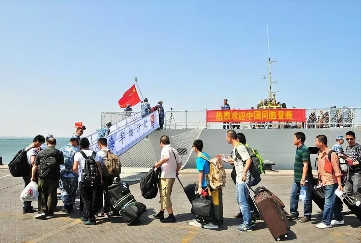 2015年也门撤侨，也门叛军在几十米外和政府军交战，我国海军舰炮对准海岸，叛军立