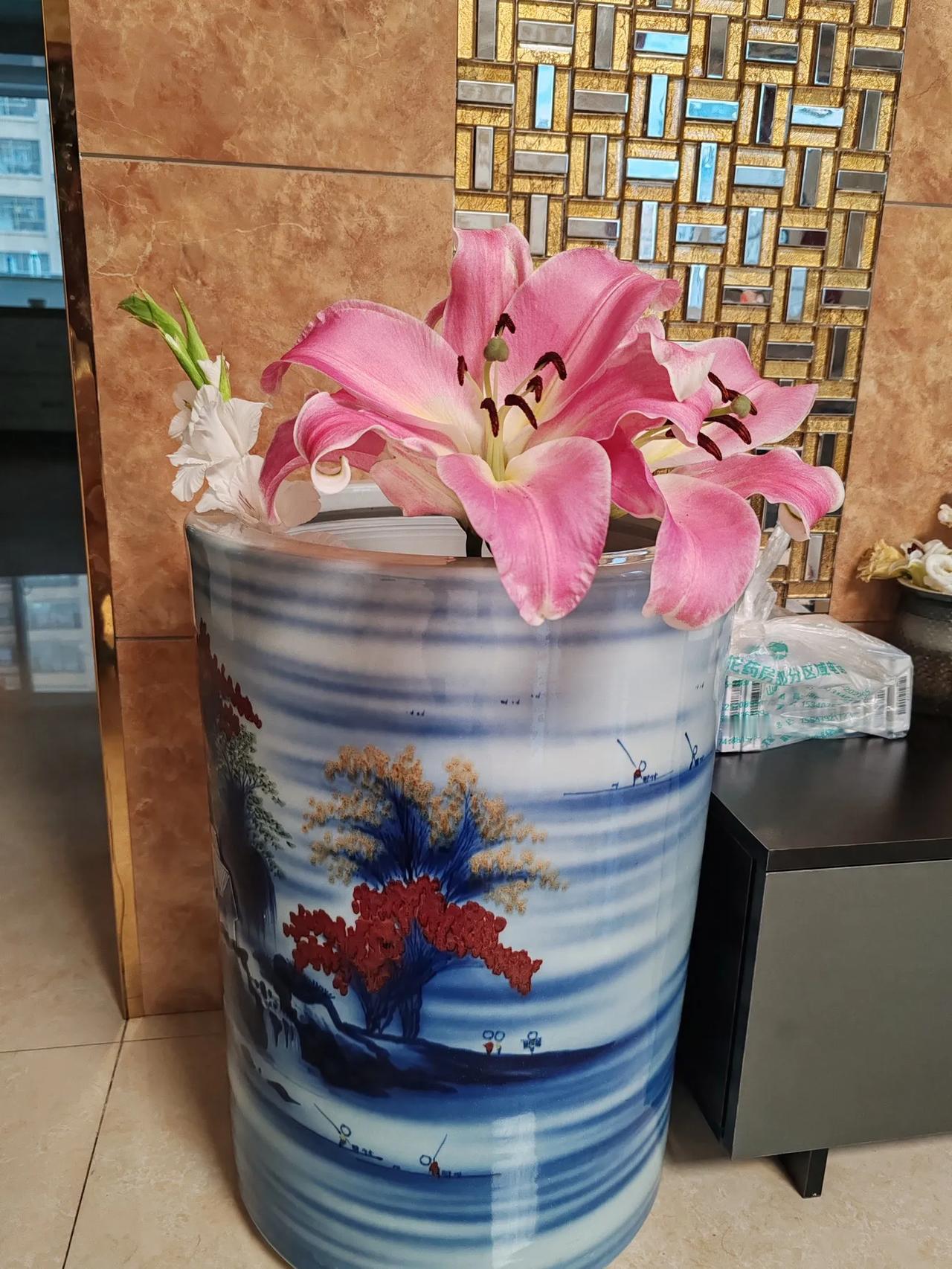 如何与自己内心的怨恨和解。怨恨是最大的无形杀手，之前讲过精神世界和肉体世界，自虐