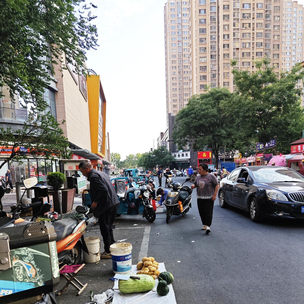 一进早市路口处即看到了那家卖火烧的，热腾腾的火烧散发着麦香味，依然是1块一个，买