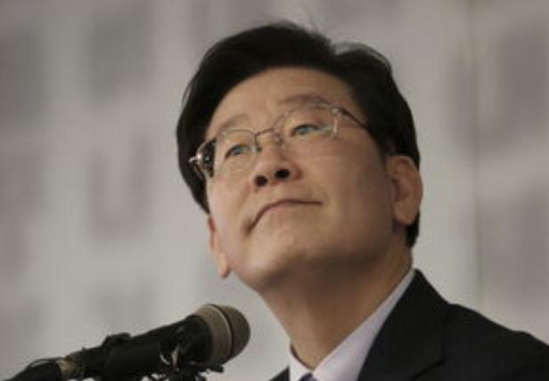 韩国最近的操作堪称 “语出惊人”，总统李在明在首尔航空航天展上高调放话，要在 2