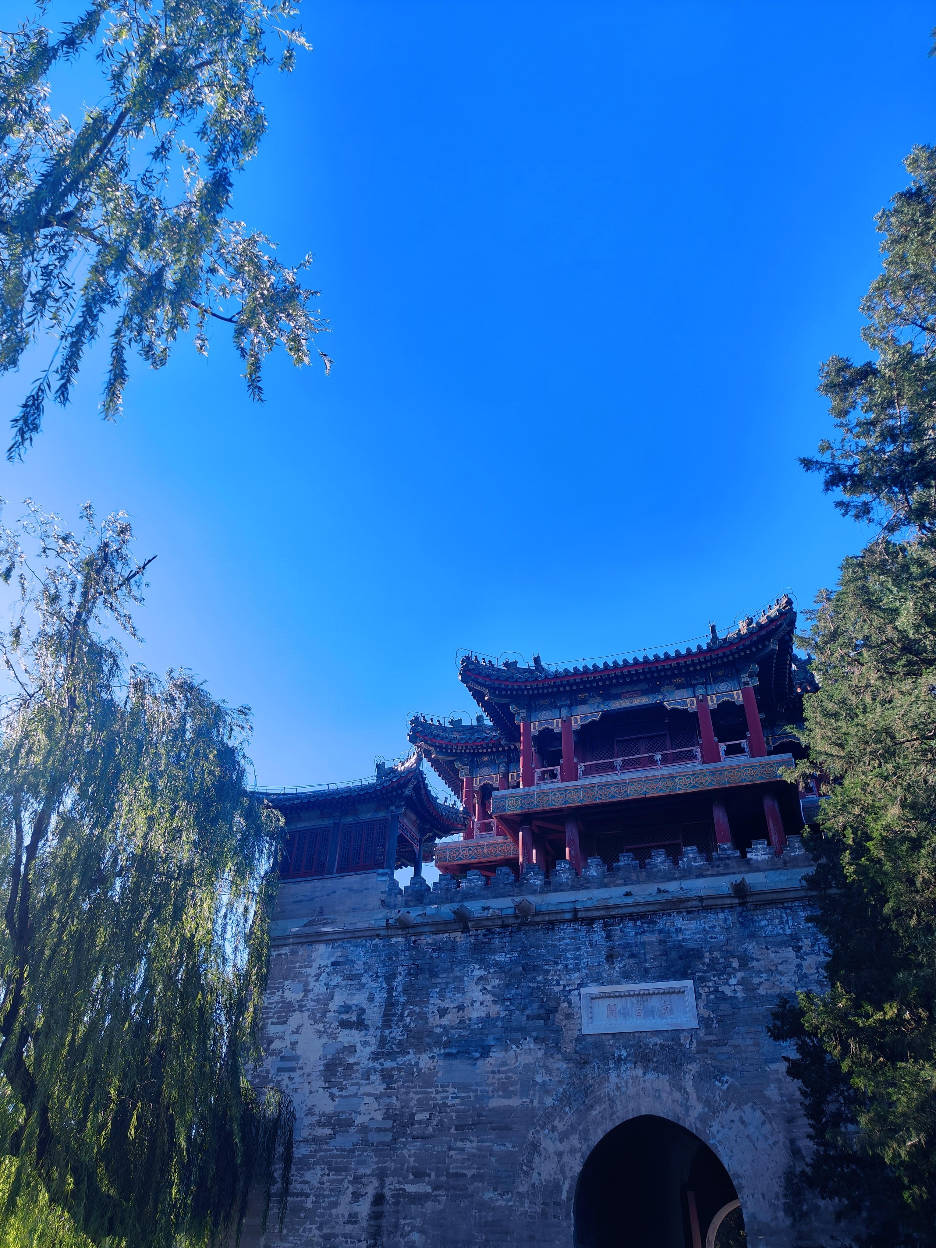 七月骄阳似火炙烤着颐和园，却也将琉璃瓦、昆明湖和葱郁草木晕染得熠熠生辉，炽烈暑气