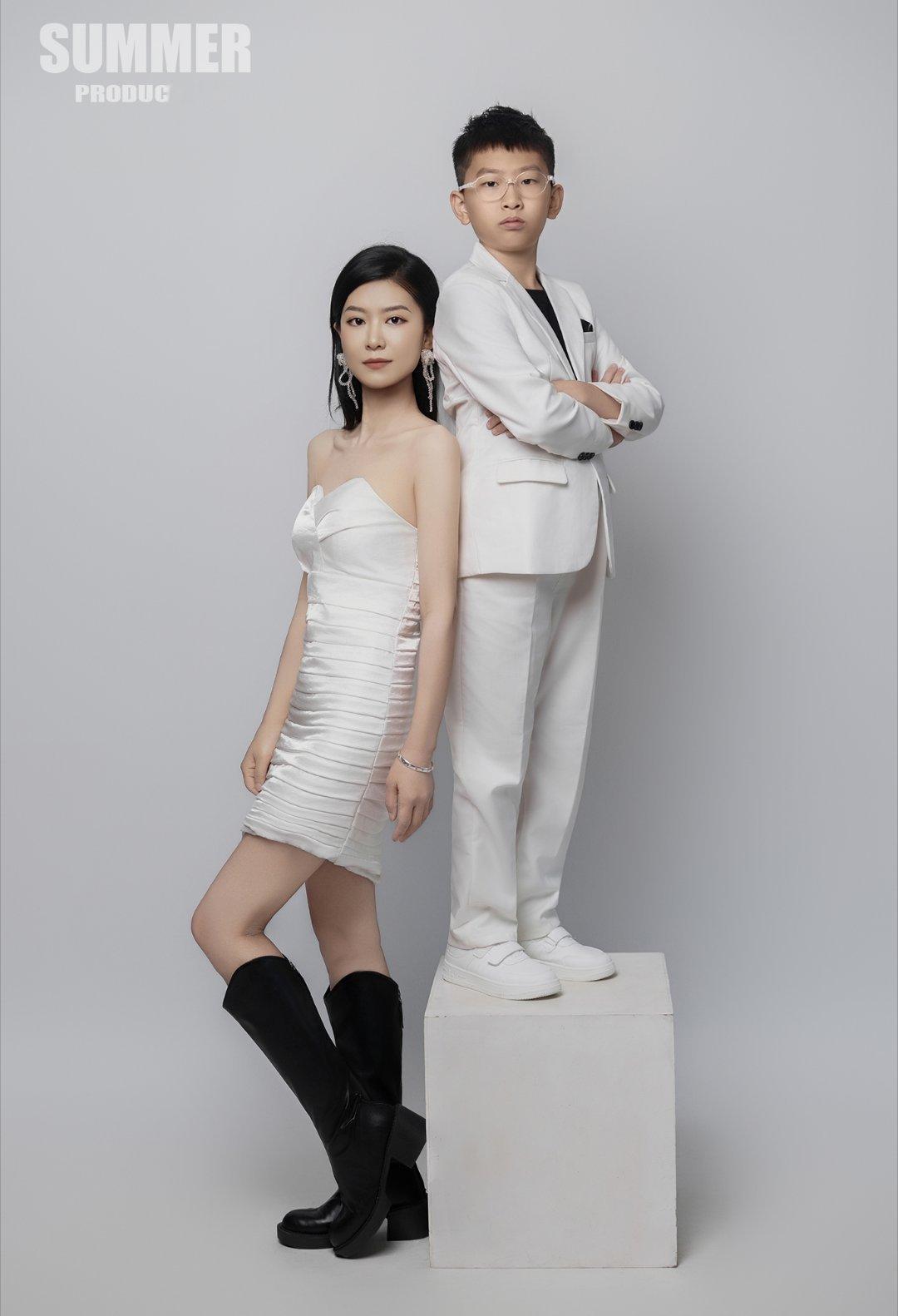 幸福有很多种，比如有个愿意陪你一起拍照的可爱儿子📸 亲子照客片❤️亲子照客片分