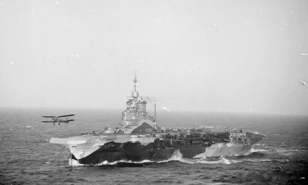 从罗德尼号战列舰上拍摄的纳尔逊号战列舰和可畏号航母，摄于1943年1月12-14