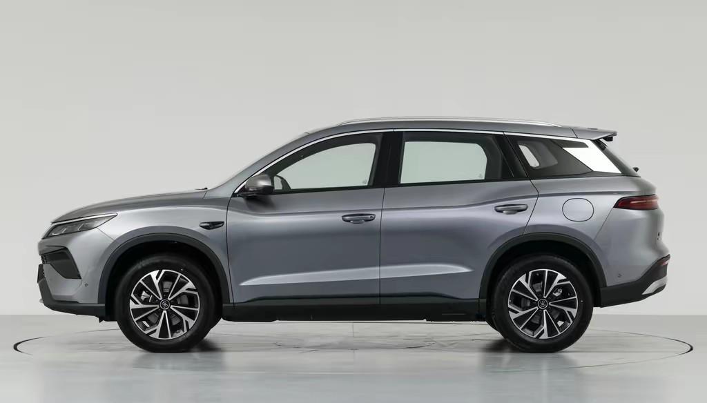 上个月我哥问我：预算十二三万，想买台SUV，平时接送孩子，暑假想跑趟长途，油车怕