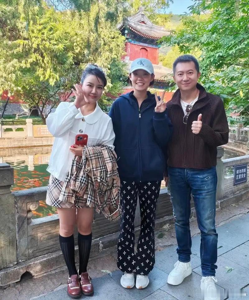 央视少儿频道主持人红果果绿泡泡带一对子女现身北京公园游玩，7岁女儿身材高挑，颜值