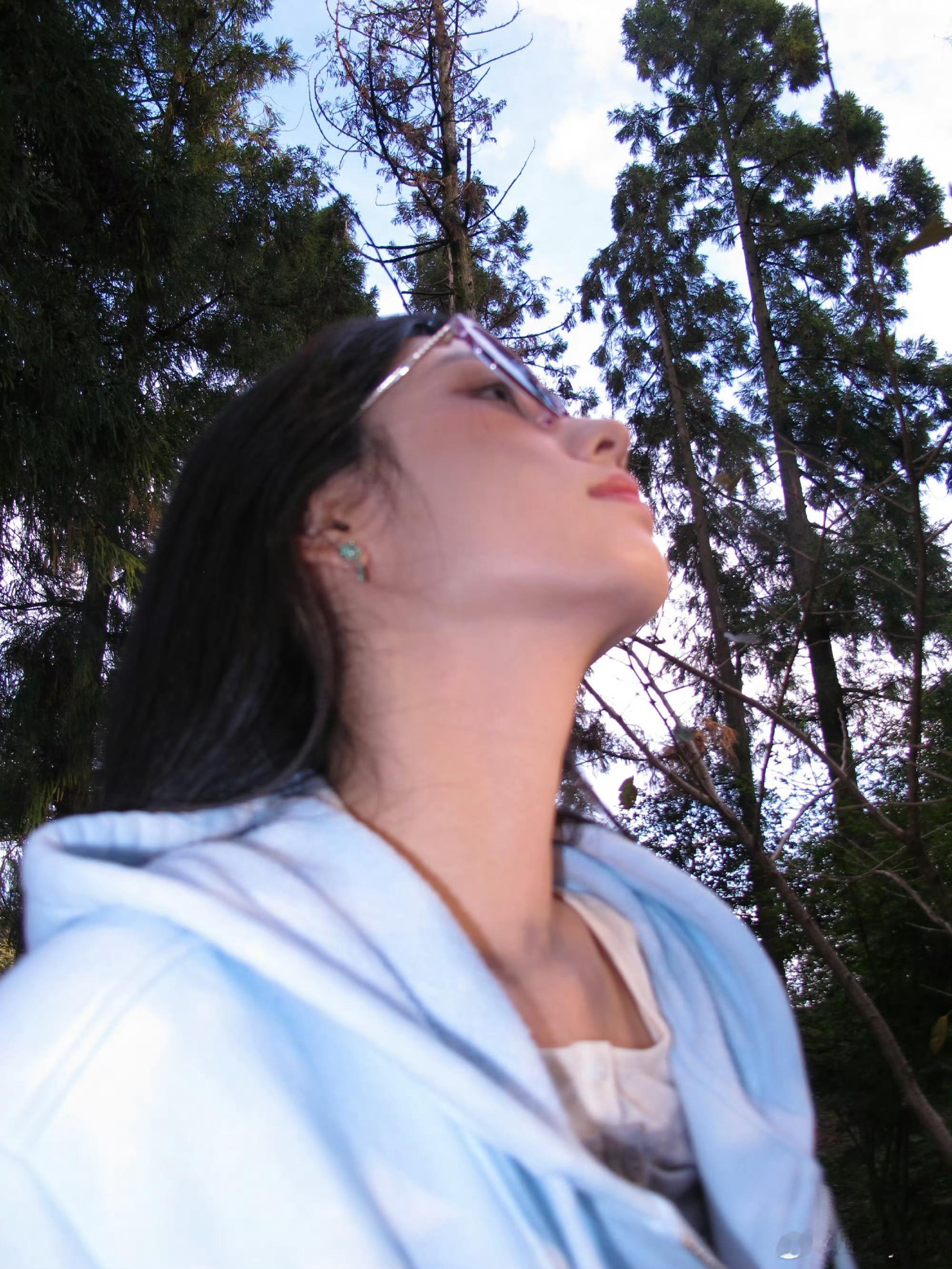 休闲中的周也，随性又清爽，认真享受当下，能感受到她对生活满满的热爱。 ​​​