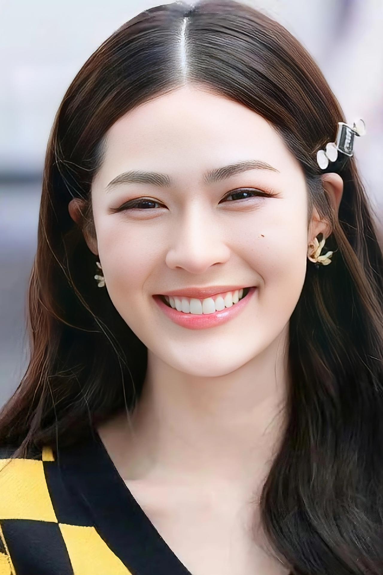 世界第一美女邝玲玲的高清图组。
泰国女星邝玲玲Lingling以超2200万票被