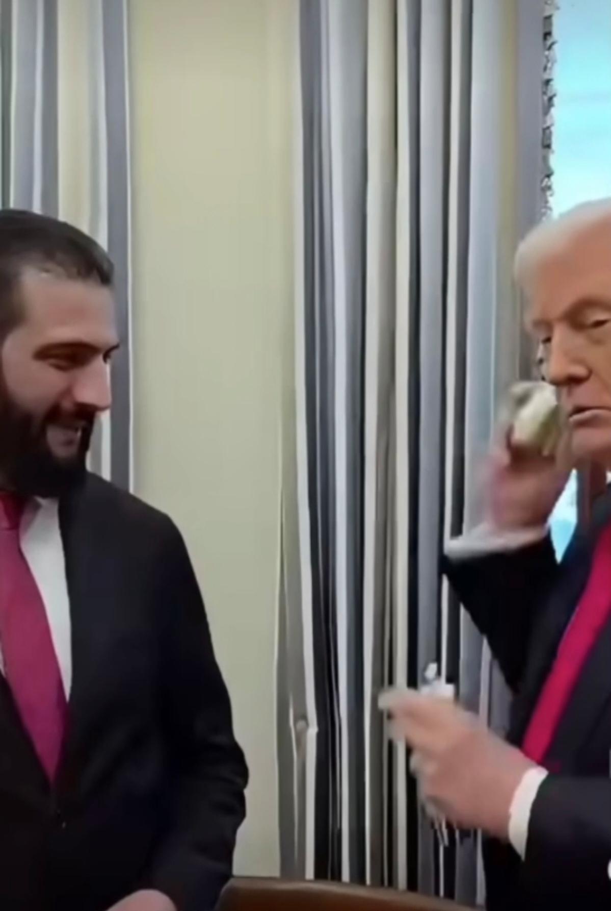 洗白了的朱拉尼访问白宫，川总赠送两瓶香水给尼总：一瓶给你，一瓶给你妻子！感觉不对