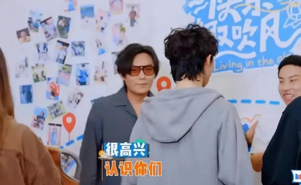 秦昊躲在监控室，盯着屏幕里的儿子。
眼泪吧嗒，砸在键盘上。
这个硬汉，在儿子试镜