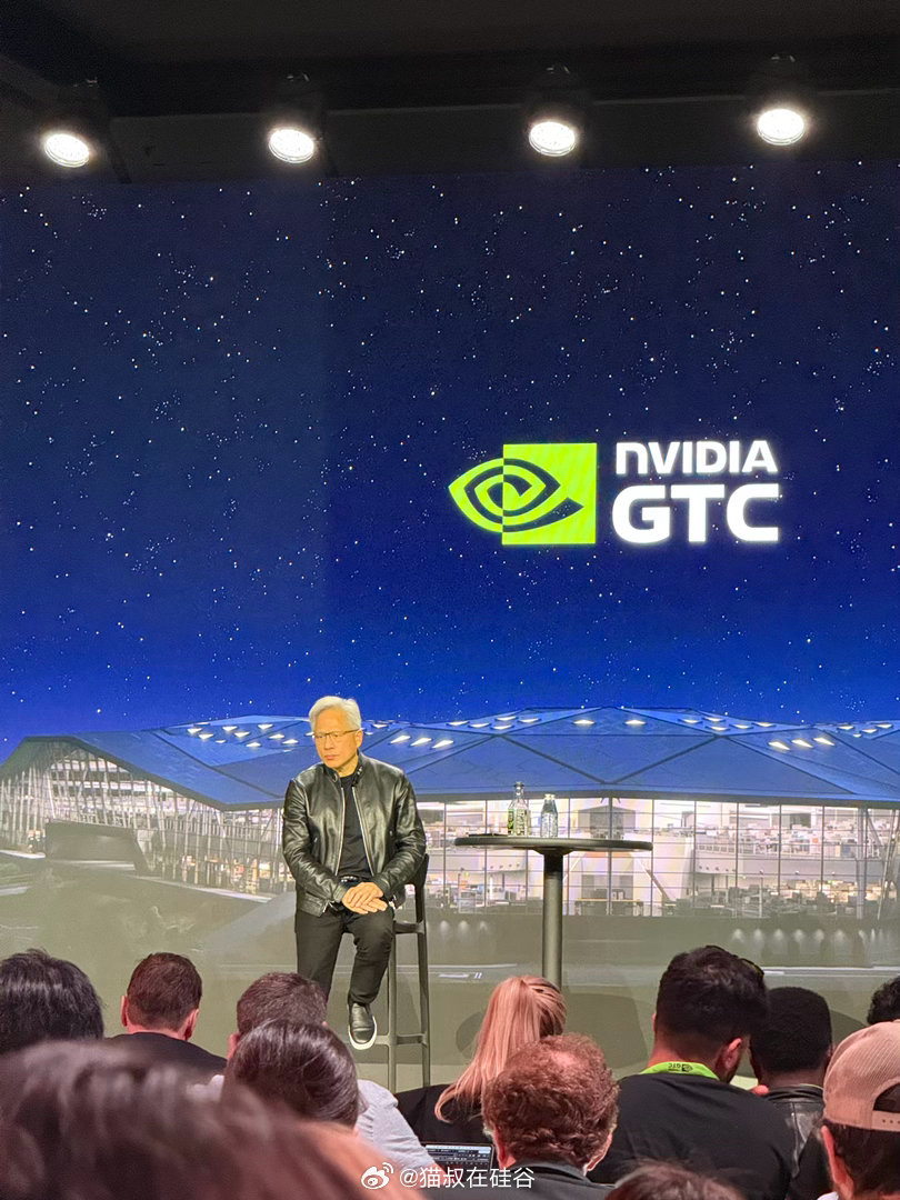 记者问AI时代要怎样生存。黄仁勋：don‘t get fired, don’t 