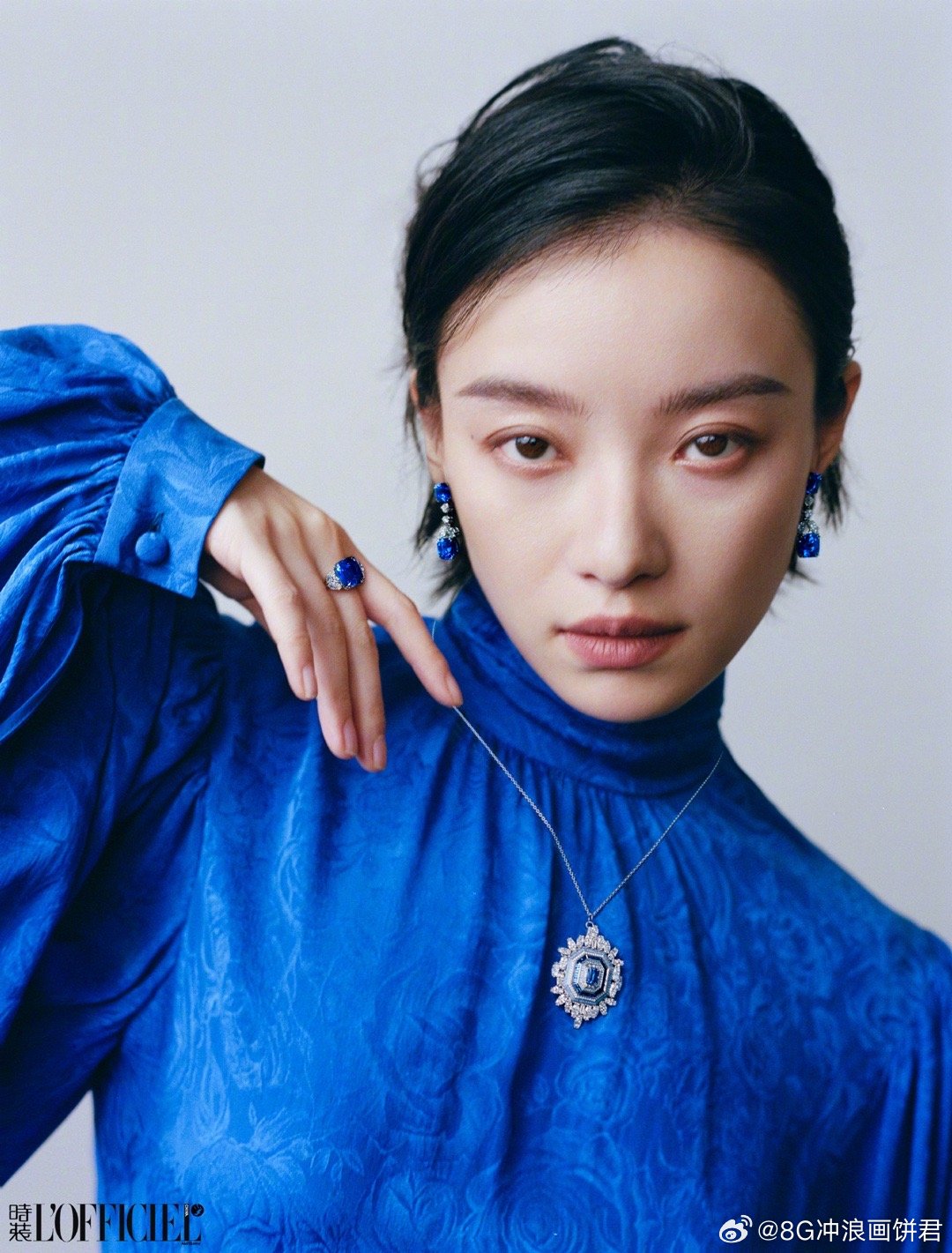 倪妮时装十二月封面倪妮时装闭年刊封面 在角色间重生，于镜头前绽放。倪妮用不同身份