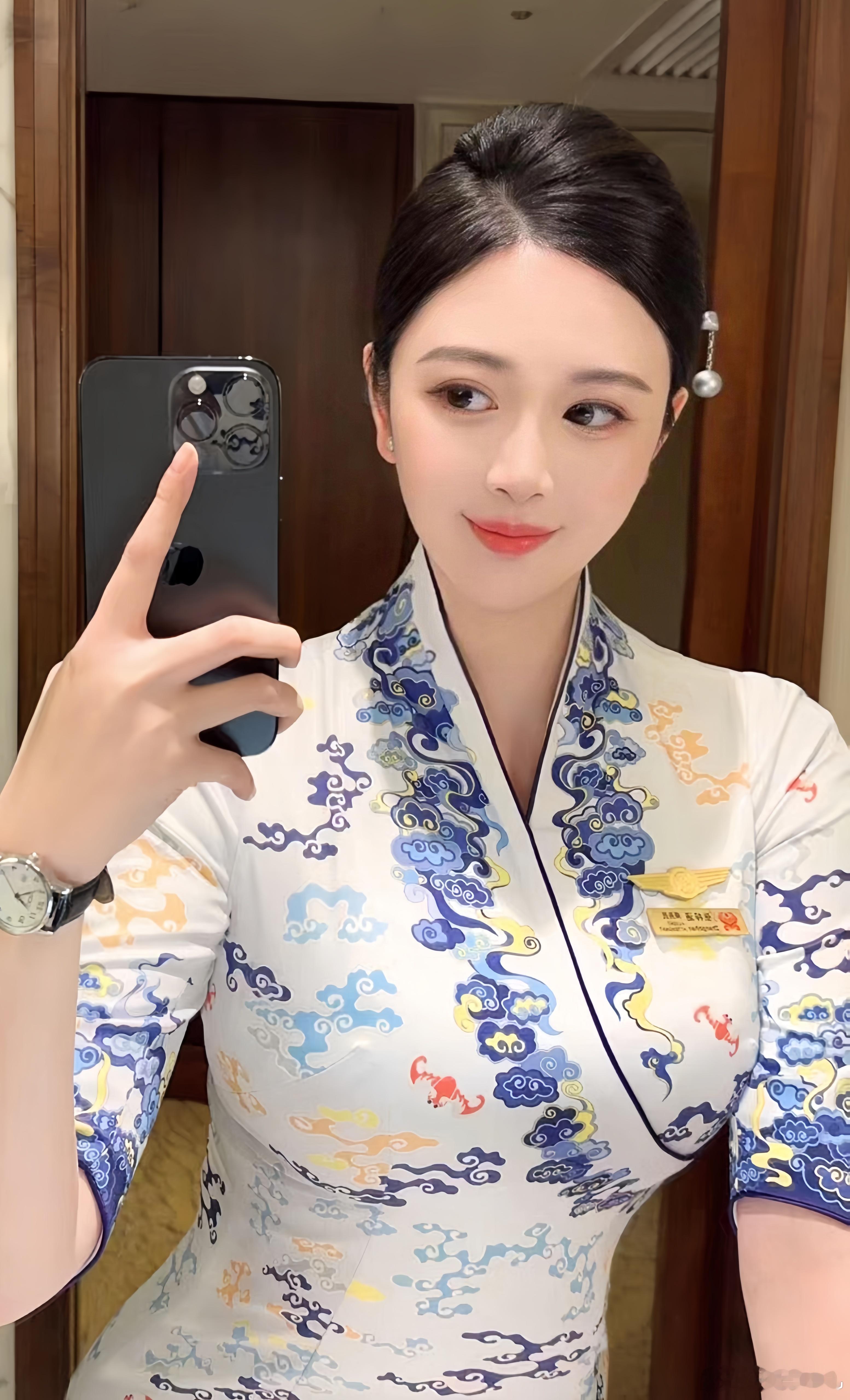 海航空姐的制服照。又美又飒。 ​​​
