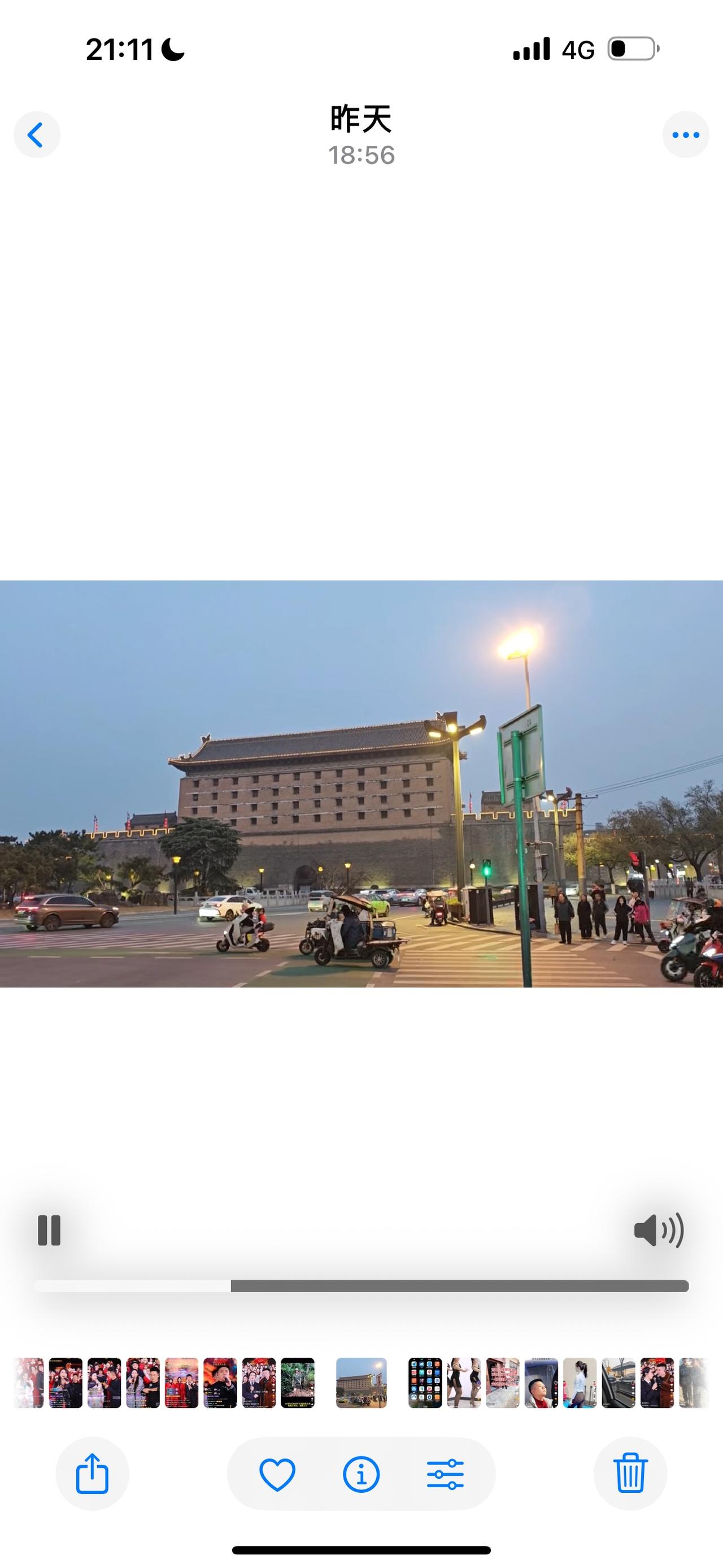 冬天夜幕下的古城墙和古城门，灯光璀灿，城门外的什字处，车水马龙，行人如织，工作一