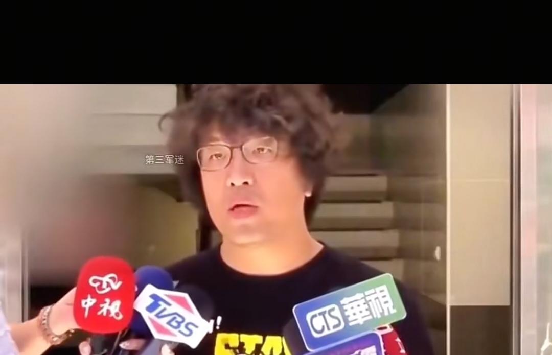 台湾政坛什么奇葩的事都有。
近日，蓝营民代徐欣莹在质询会上，向台湾陆委会主管邱垂