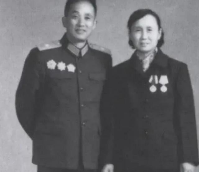1947年，一名解放军师长，大腿根部受伤住院，这时，一19岁女护士来到他的病房，