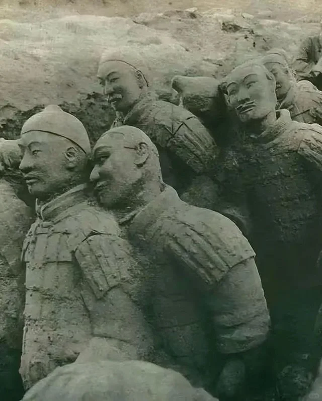 1970年代，西安，兵马俑早期出土时的表情。