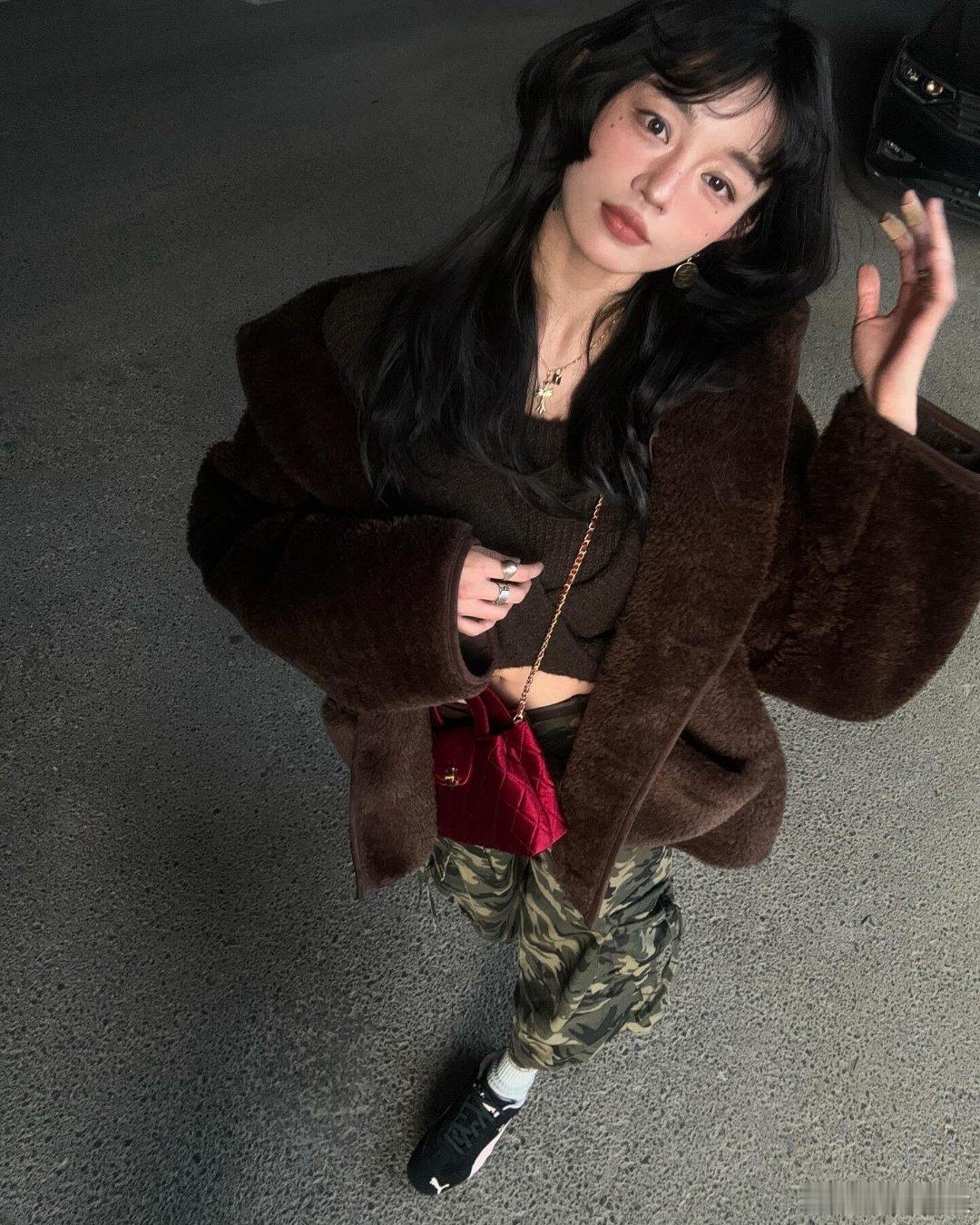 女子脚上穿的是一双彪马（Puma）运动鞋。这双鞋以黑色为主色调，鞋侧有标志性的白
