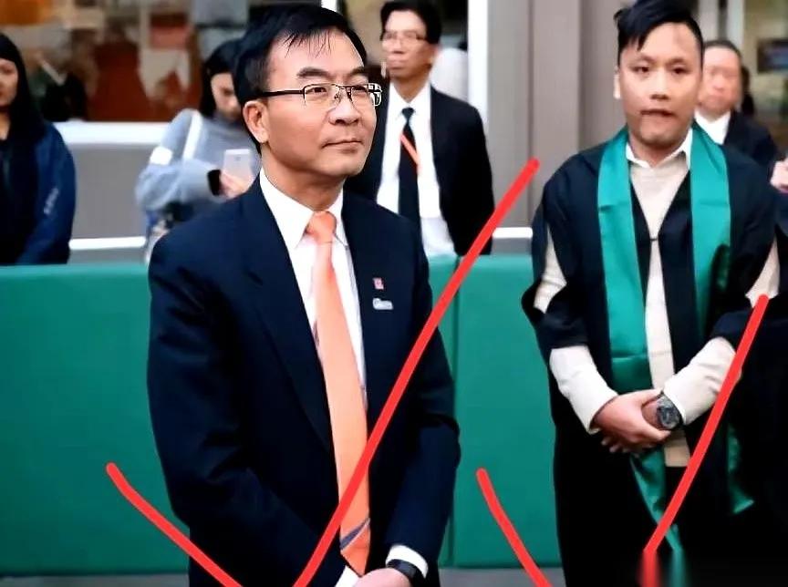 校长当着一千多人的面，直接叫停了毕业典礼。

就在国歌奏响的那一刻，全场肃立，所