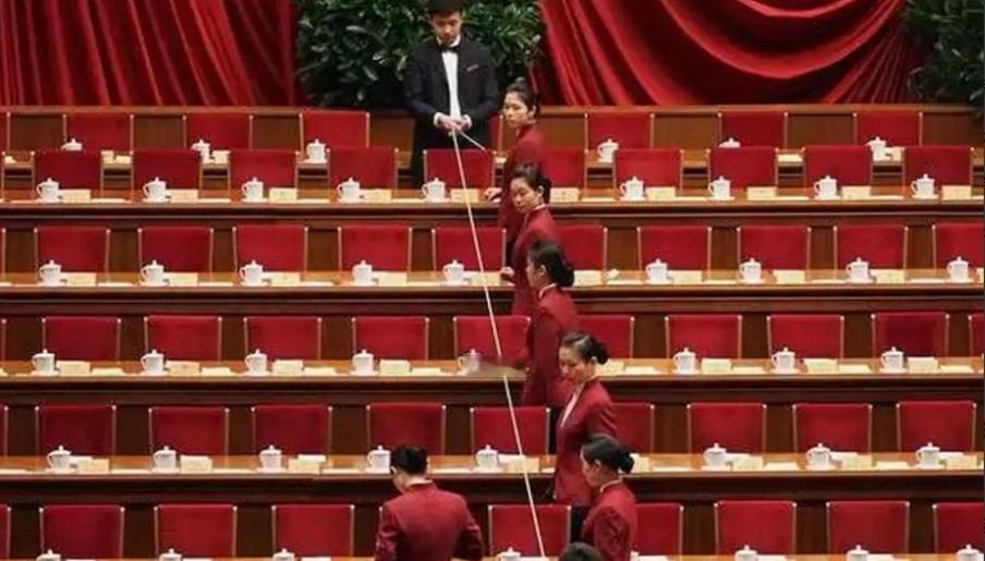 生活中的“形式主义”正在耗尽我们......
 
这种荒诞从校园贯穿到职场，戳中