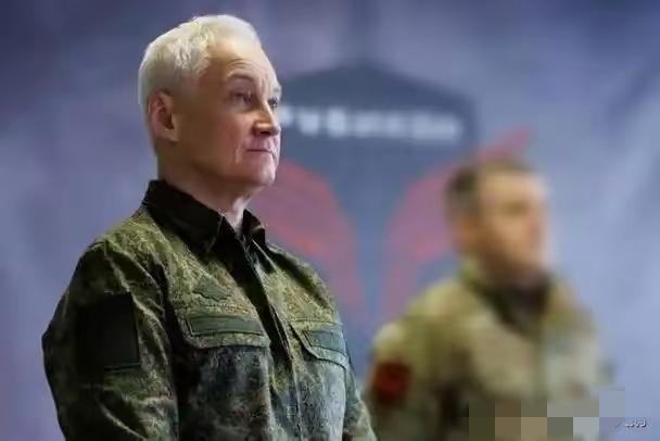 快讯！俄国防部长别洛乌索夫向“中央集群”近卫摩托化步兵第228团（列宁格勒 - 