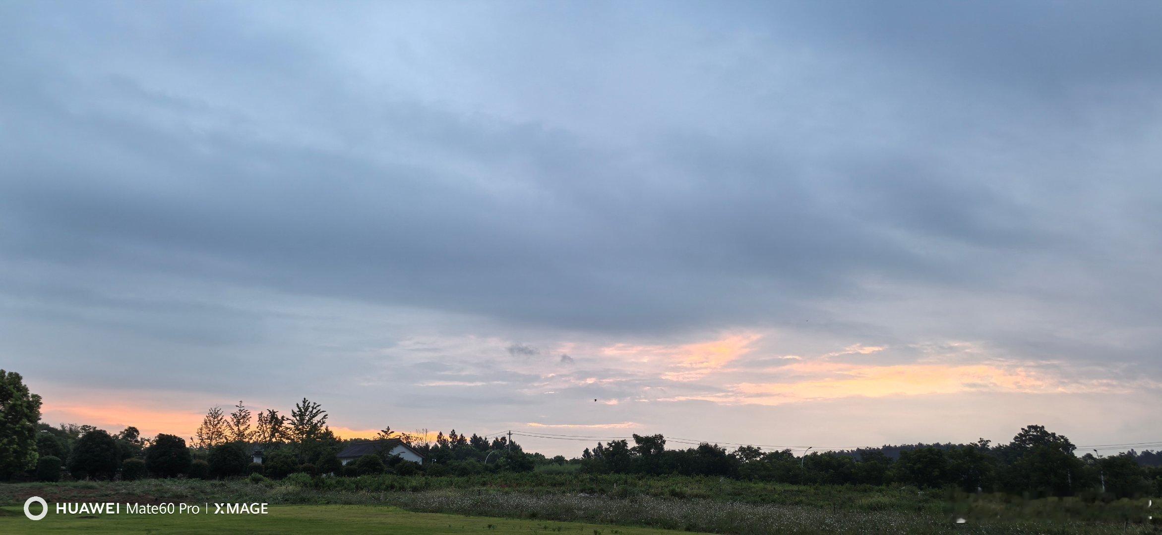 《送行》                  雨脚踩着雨脚沙沙，东方却堆满铁青的云