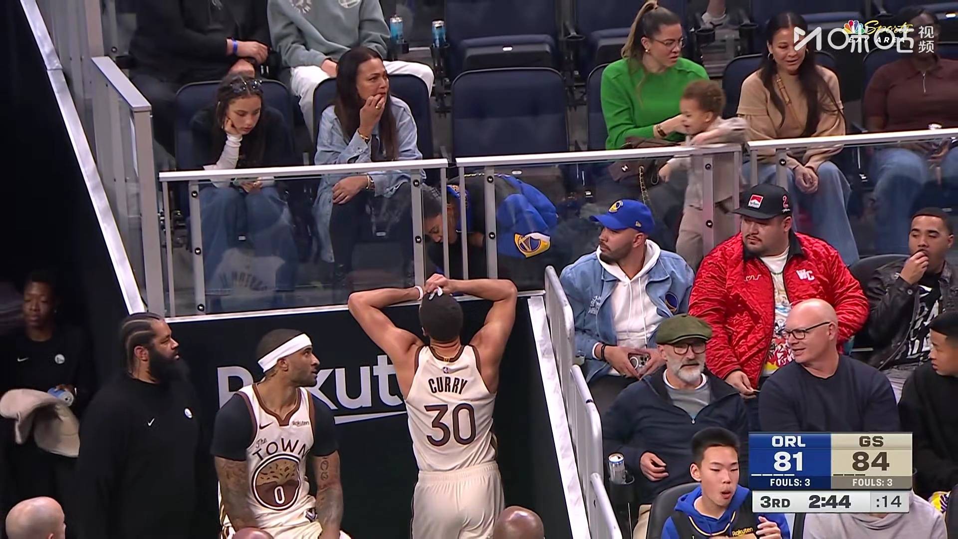 比赛间歇，库里抽空跟阿耶莎聊几句魔术vs勇士nba
