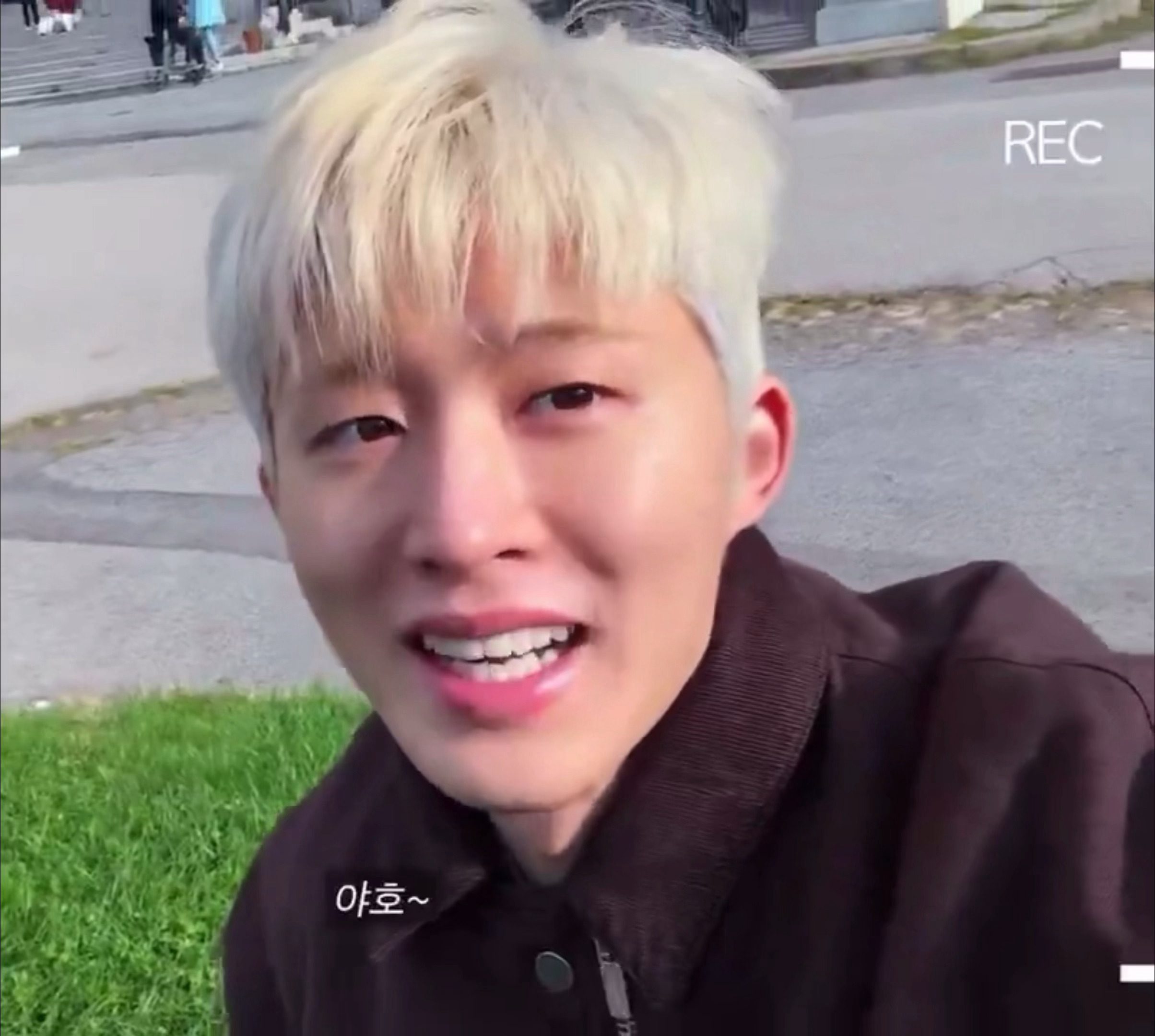 kimhanbin  呀吼 <(ºOº)>专栏 · 131 Waiting Ro