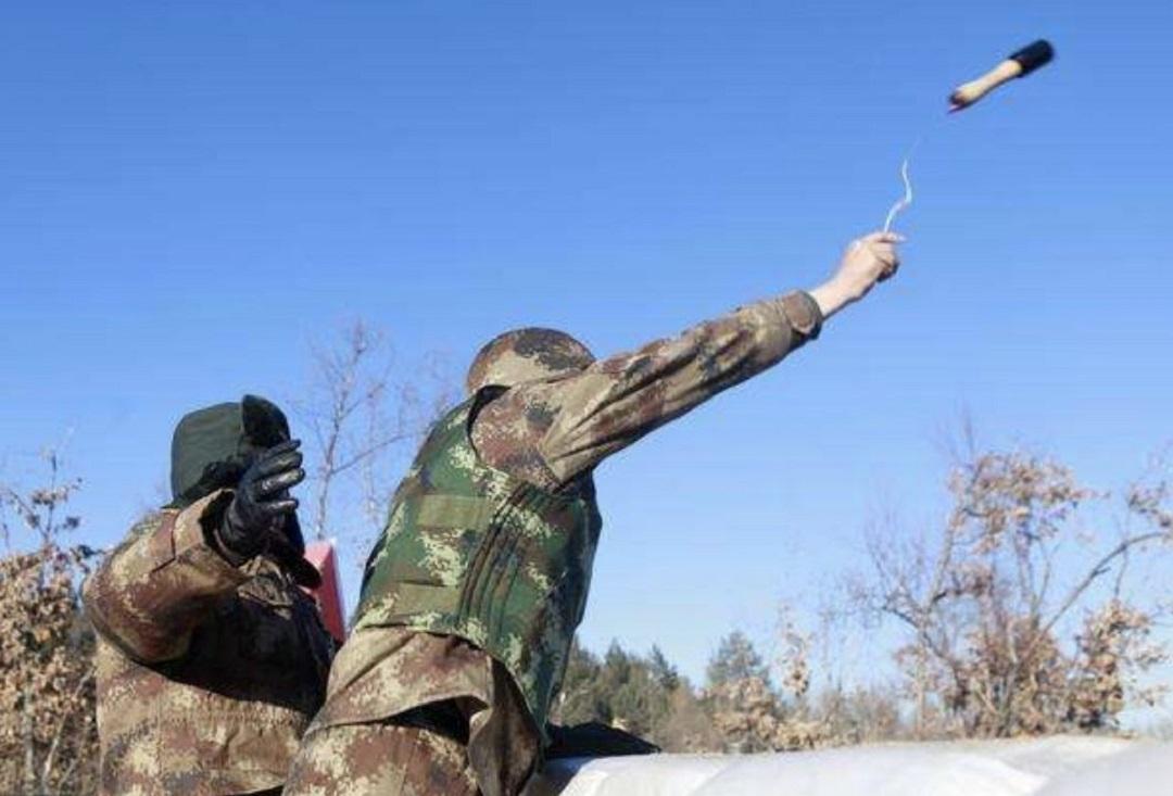 新兵投弹脱手险酿事故，有人提议用“替代弹”训练却遭到否决！

当年我们连队新兵组