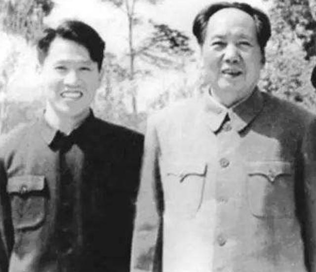 李银桥追随保护毛主席十五年，历任卫士、卫士组组长、副卫士长、卫士长。纵观毛主席的