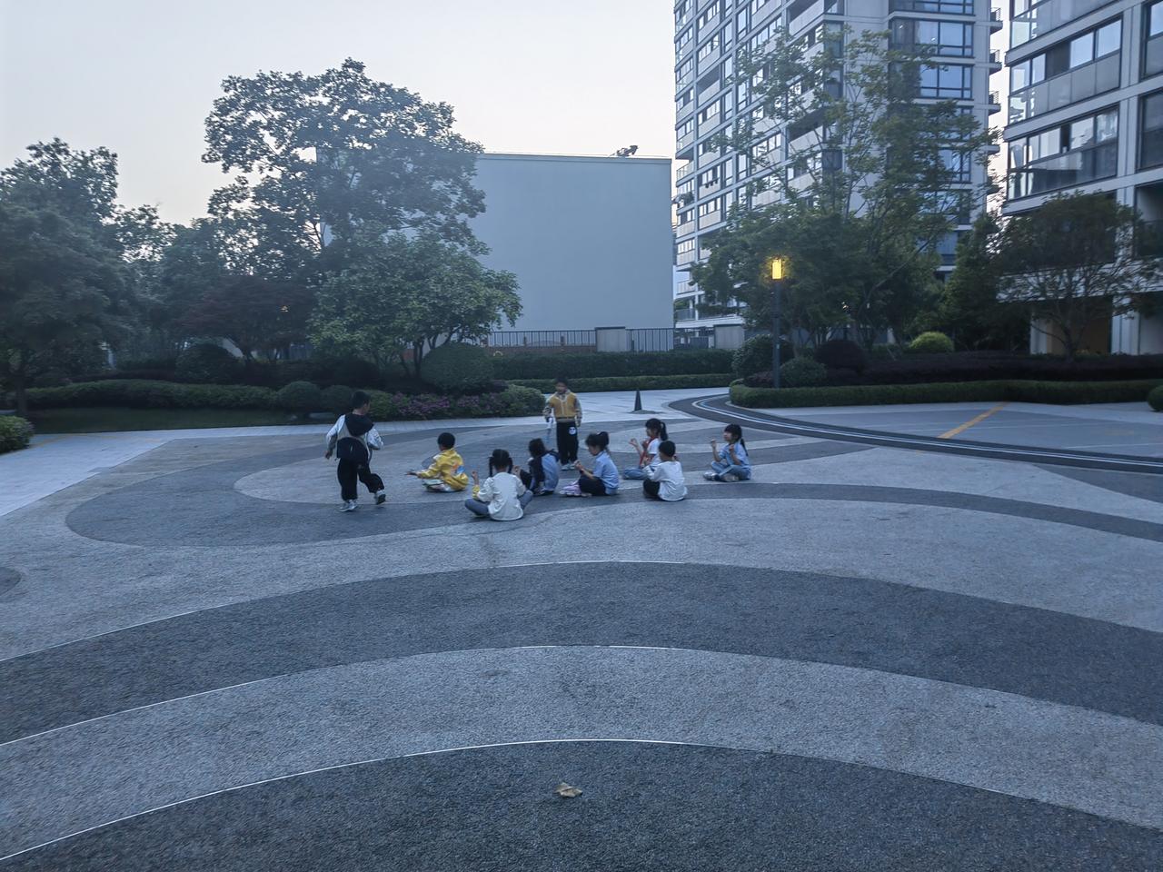 在小区看到这群小朋友欢快的玩耍，想到了我们曾经的“丢手绢”。为这群小朋友们祝福，