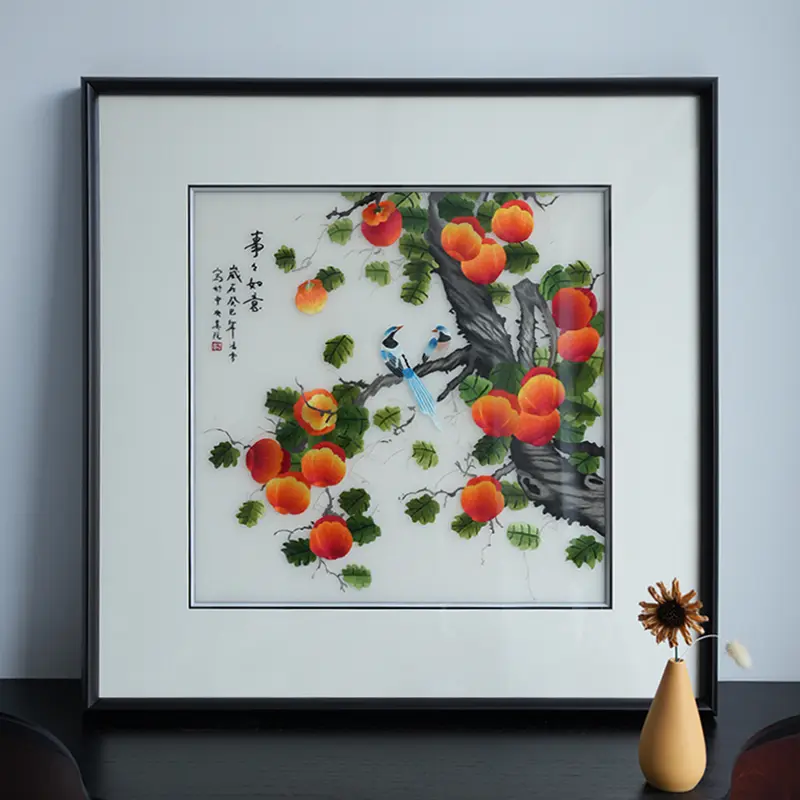 手工苏绣柿子喜鹊，藏在挂画里的中式浪漫 素绢为底，依靠层次多变的丝路排...