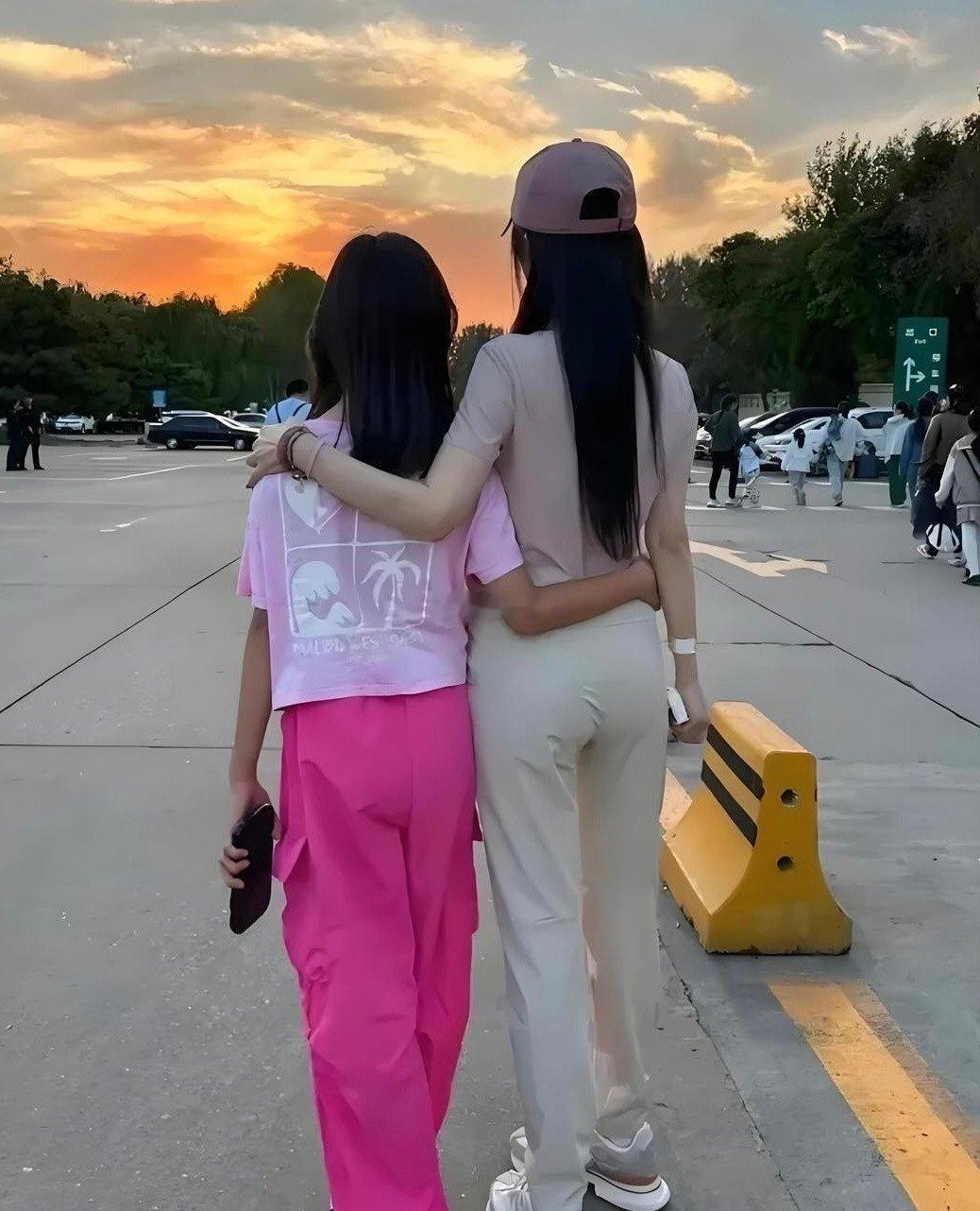 李小璐的女儿甜馨长这么大了，像谁呢？ 