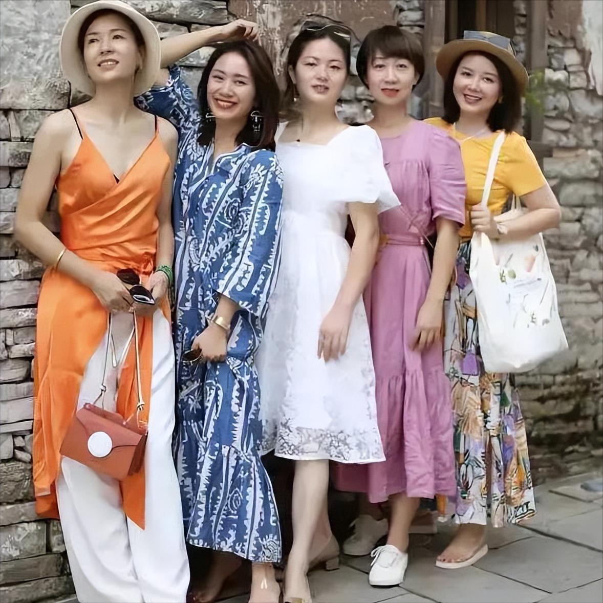 各花入各眼！5位气质姐姐，你觉得谁颜值更胜一筹？

抓住暑假尾巴，五位四十出头的