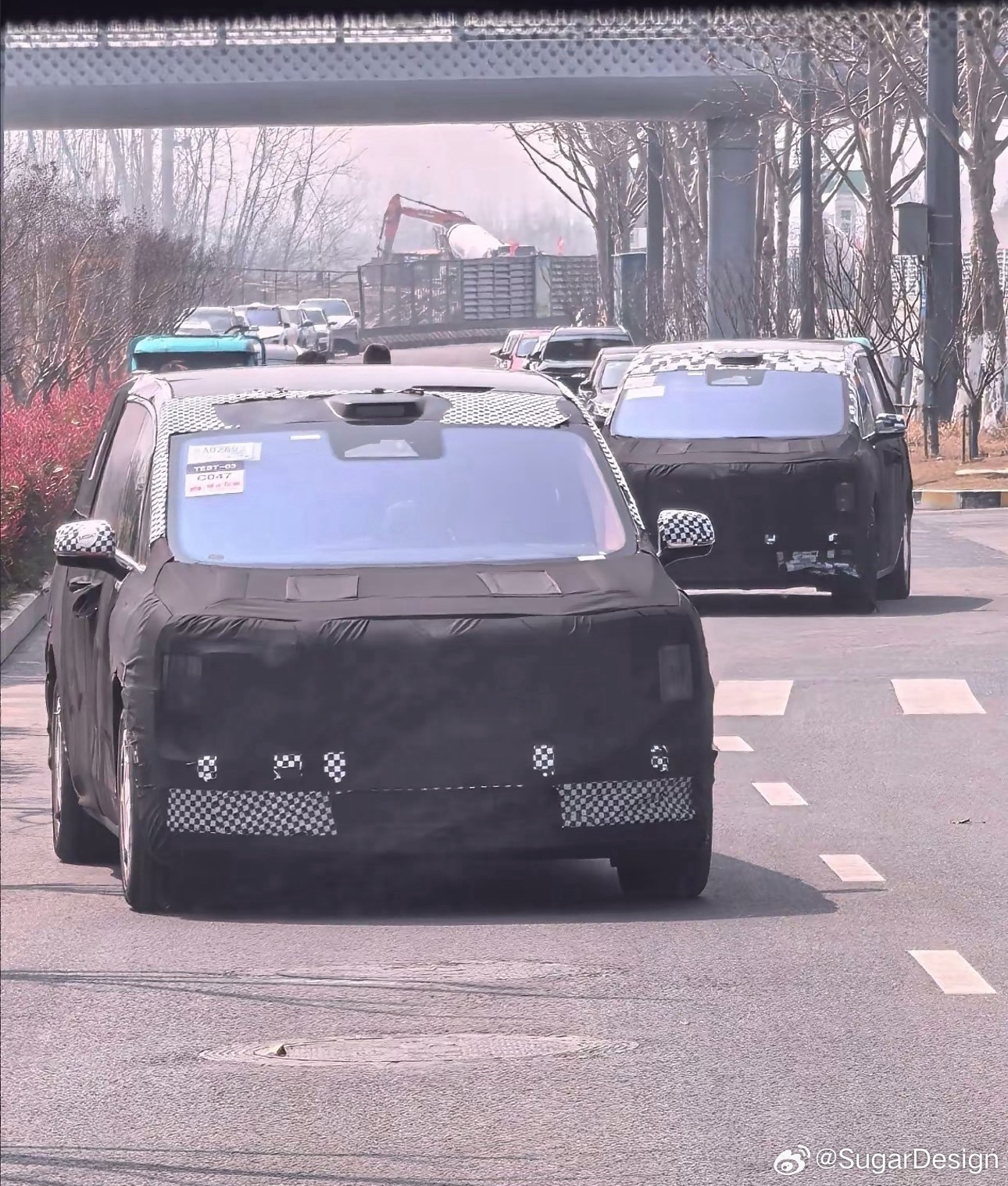 虽然厚厚的车衣盖着，但这前脸轮廓还是太熟悉了，尊界的设计根本藏不住。这个视角看起