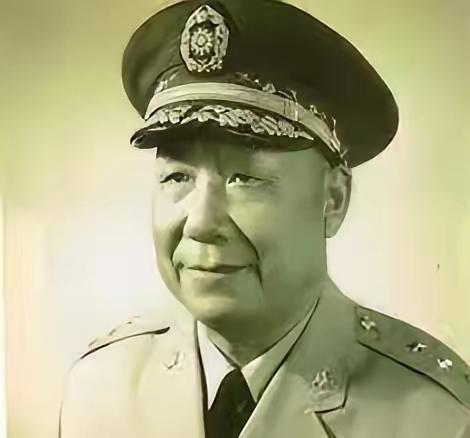 1949年，蒋介石下死令：撤离青岛必炸全城设施！刘安祺表面点头应承，转身就对亲兵