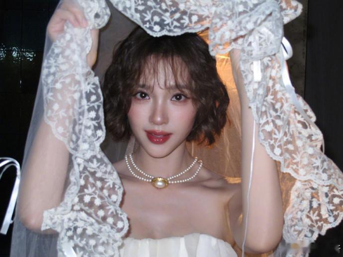 唐艺昕旧时光里的珍珠美人唐艺昕卷发与珍珠的浪漫邂逅光影慢慢流淌，珍珠静静闪耀，氛