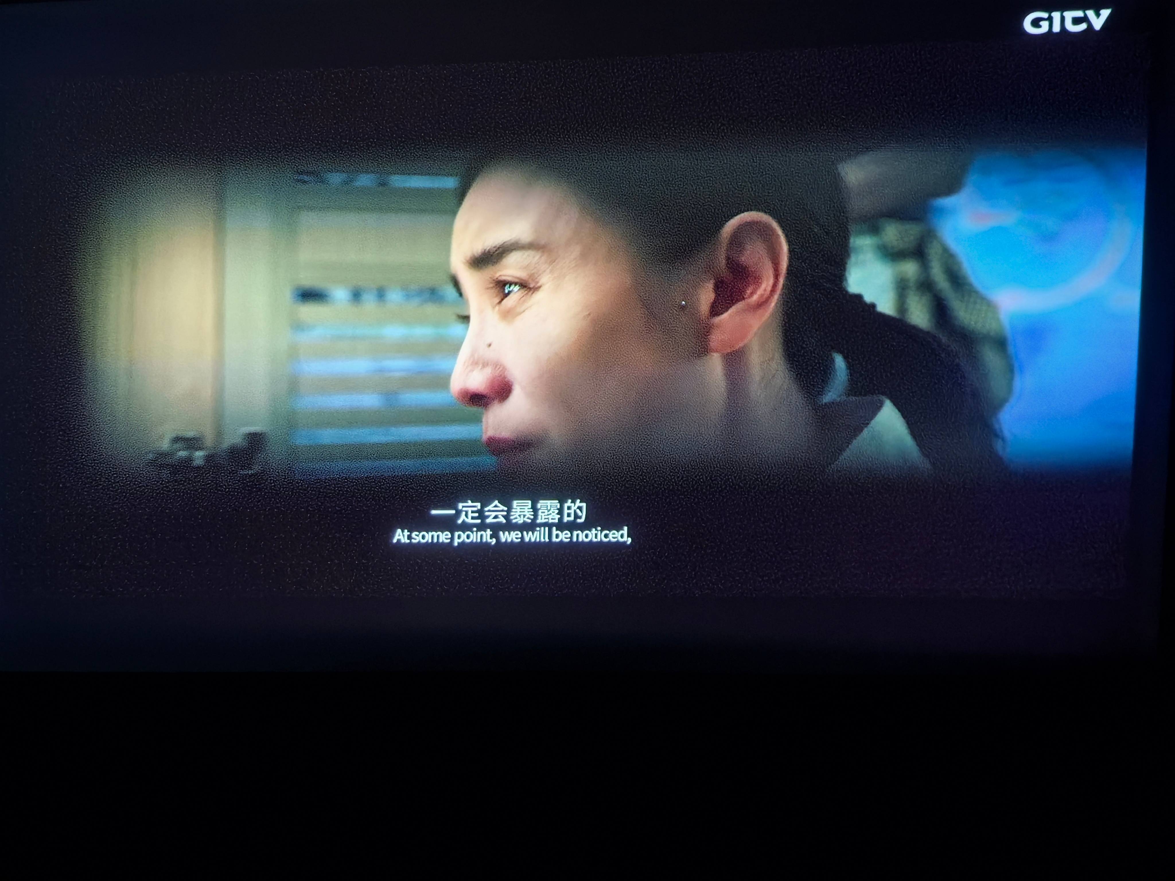 连着两天躺床上看“天花板”电影，闭着眼胡乱按上下左右键盲选，不管什么片子、耗时多