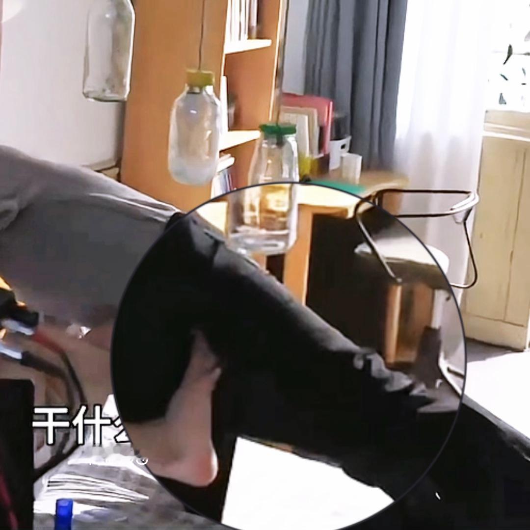 老宅还有这种细节呢可怕 这只脚在干嘛 