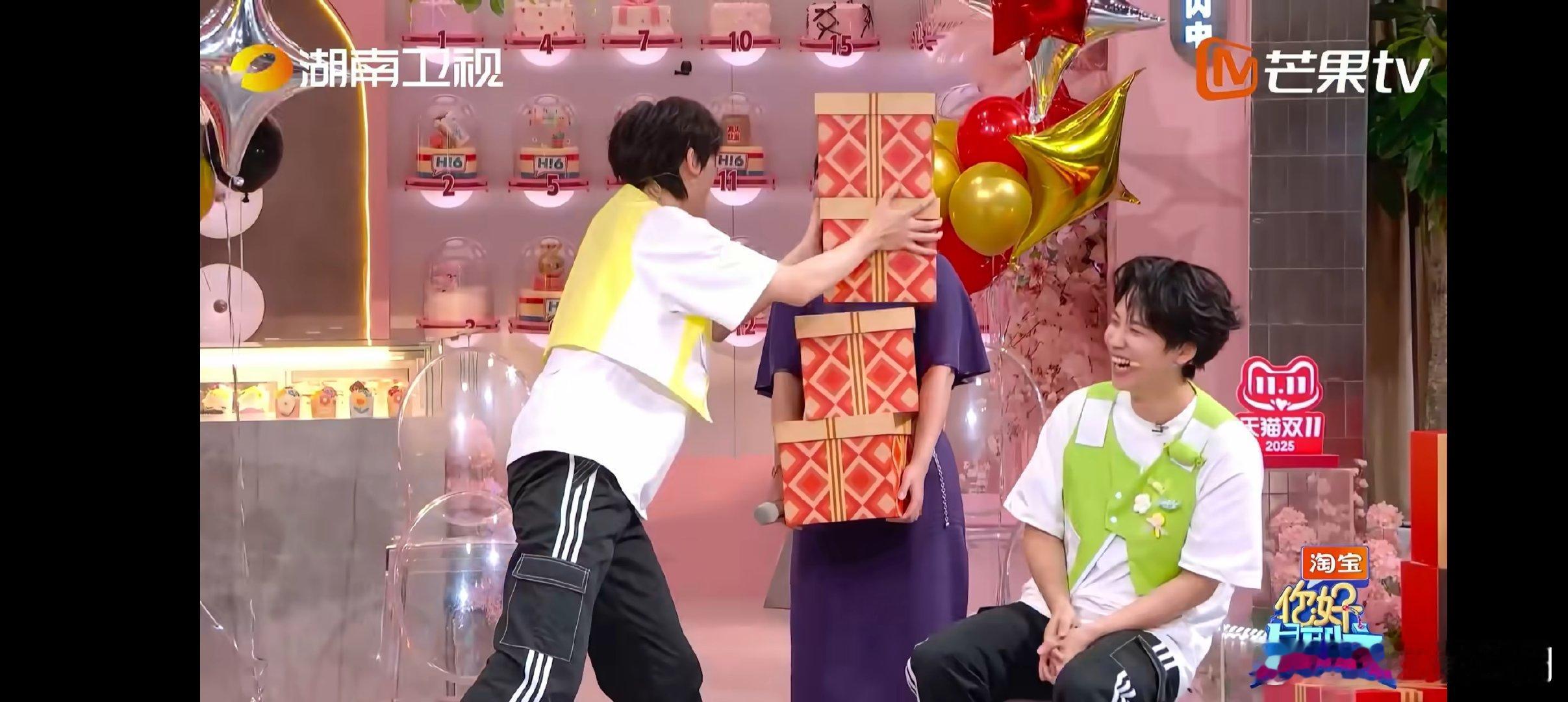 李雪琴好端端招谁惹谁了？猝不及防四个大箱子砸过来，这反应也太接地气了李雪琴真没空